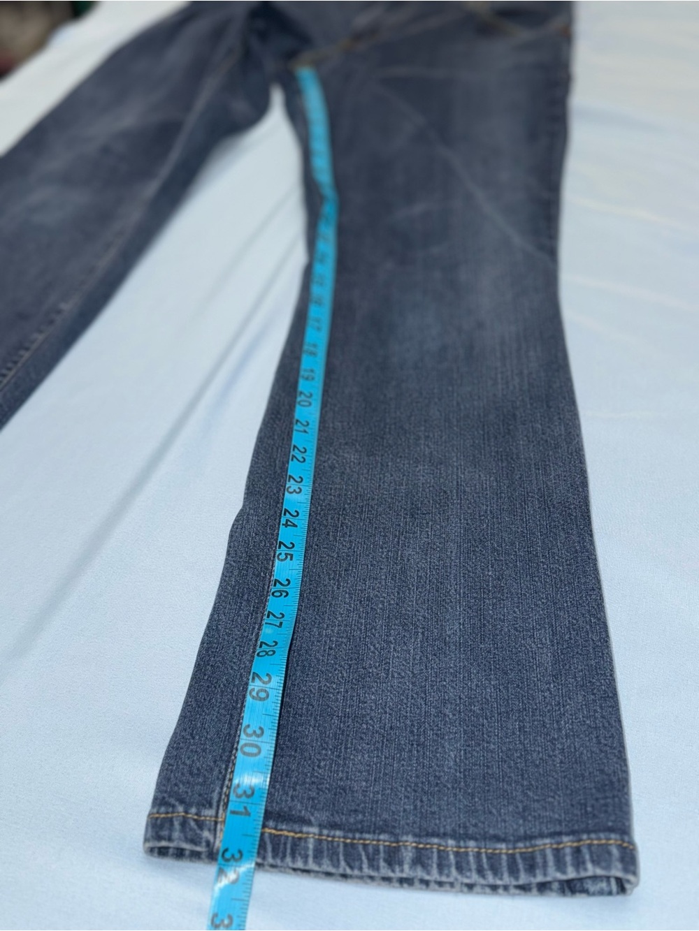 Levi’s 550 Relaxed Boot Cut Jeans – Women’s Size 6M – Dark Wash - Picture 7 of 7